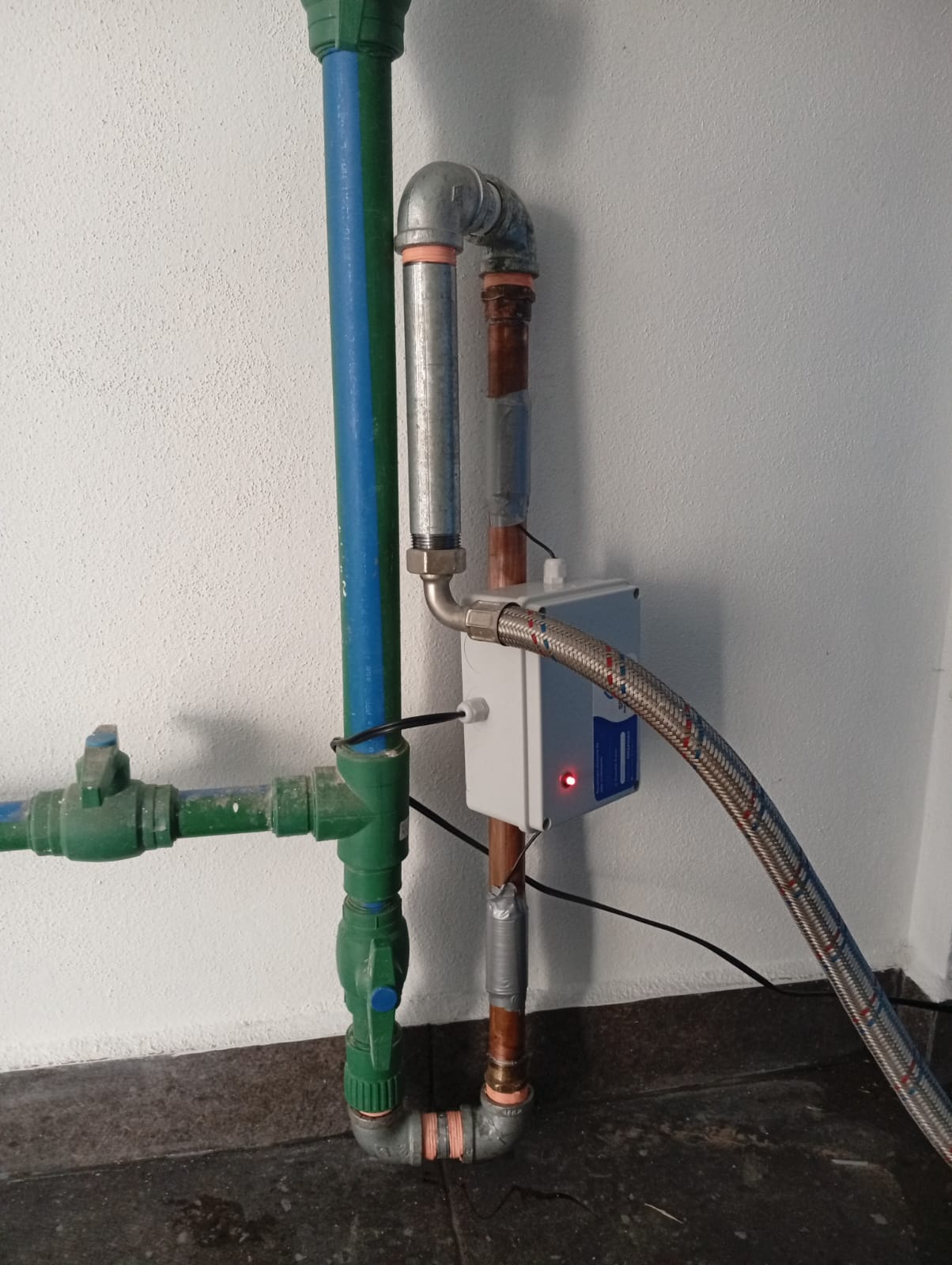 Suavizador de agua residencial instalado
